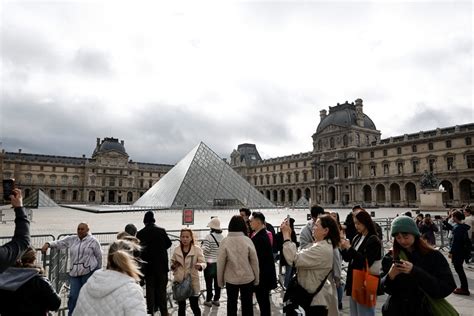 ルーブル美術館泥棒事件の裏側にいたティーンエイジャー「フェドラ男」の写真が謎めいた瞬間を取り入れている。