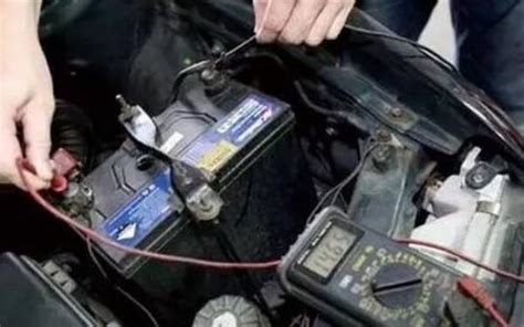 一般情况下汽车怠速时会给电瓶充电吗？