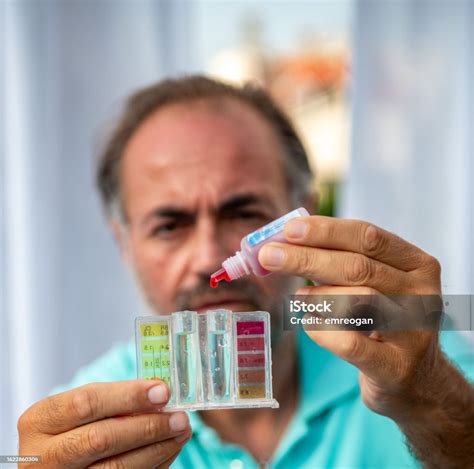 上半身裸のあるハンサムな男性のサッカーの笑顔を 1人のストックフォトや画像を多数ご用意 Istock