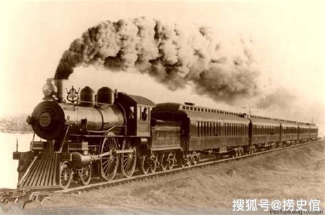 下列关于世界上最早研制成功的火车？