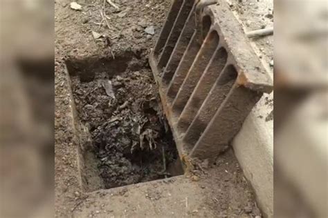 下水道被砖头堵死了 用什么东西能腐蚀砖头 就算破坏了铁管也没事 疏通机打不碎砖头
