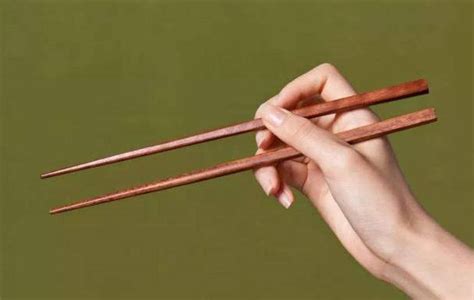 世界上有哪几个国家用筷子作餐具,哪些国家用手抓着吃饭?