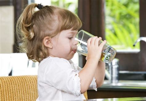 为什么要急着让孩子使用水杯饮水呢？