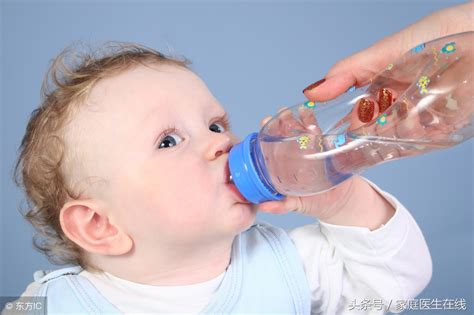 为什么要急着让宝宝使用水杯饮水呢？