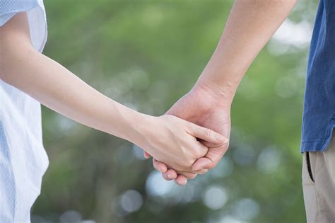 付き合う前に手を繋ぐのはあり 男性の心理や女性から繋ぐタイミングを解説 大人女子のライフマガジンpinky ピンキー