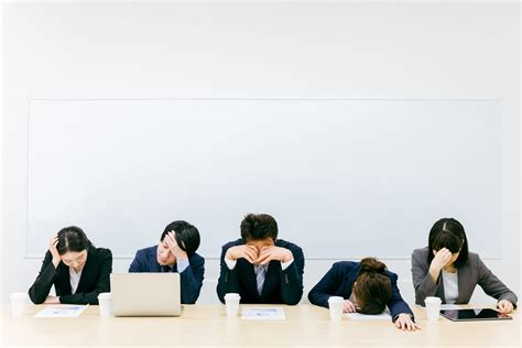 修正を行い、暴動を避けるために会議が行動します。