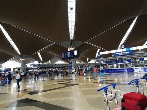 在吉隆坡国际机场前往亚航的机场班车在哪里？
