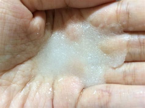 塩洗顔ですべすべ素顔を手に入れよう 塩洗顔の効果と方法を教えます Feely フィーリー