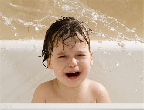 天气冷了，怎么给孩子洗澡才能避免着凉？