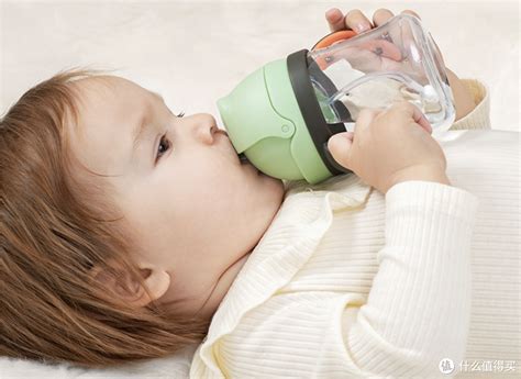 孩子什么时候应该使用水杯了？