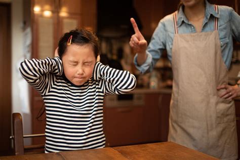 実は関西弁じゃない？「やかましい」の意味って？語源・類義語 …