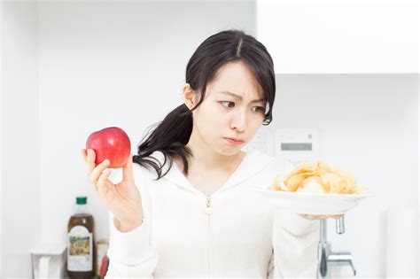 寝る前の食事は何時間前が最適？デメリットにつ …