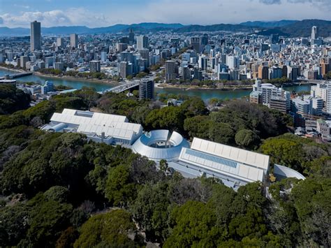 広島爆撃から80周年を迎える際、被爆者は原子力の脅威が高まる中、戦争の教訓が忘れられることを恐れています。