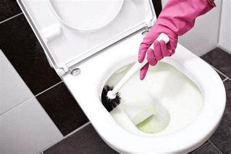 怎么清洗痰盂和马桶里的污垢？　