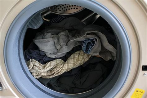 我家的洗衣机在洗衣服时会漏水
