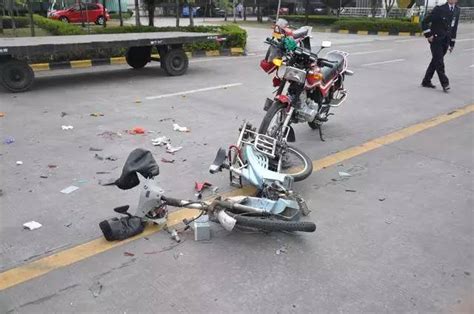 我没驾照骑一辆没牌照的摩托车出交通事故对事故的认定有影响么