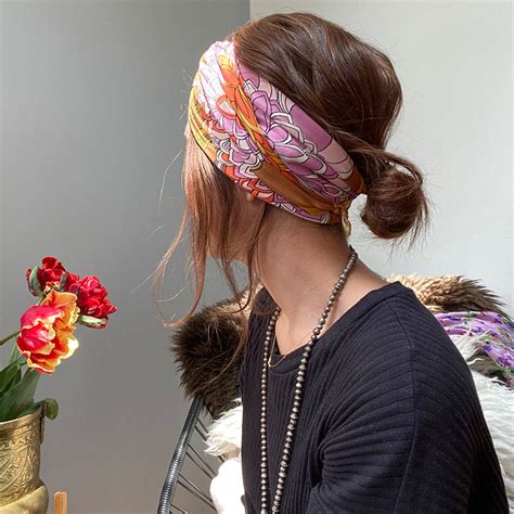 手持ちのスカーフをヘアバンドのように巻く方法 Marihoja