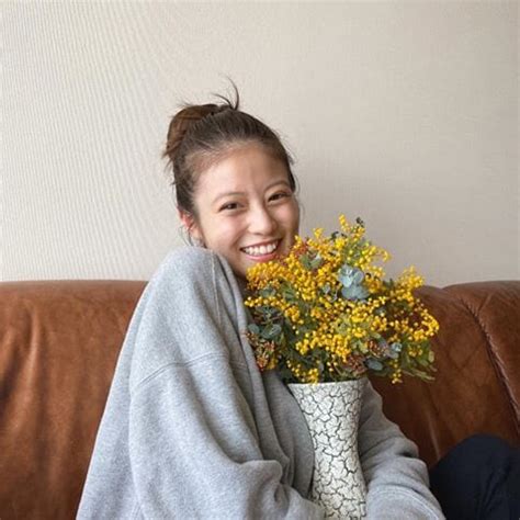 日本の宝 相変わらずかわいい 今田美桜 ミモザを抱えたキュートなオフショットを公開し話題 Abema Times
