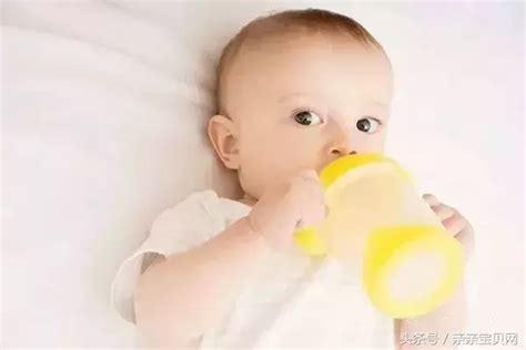 月子宝宝喝奶时肚子会咕噜咕噜的叫是什么原因？