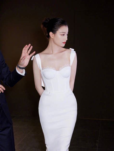 白色紧身连衣裙