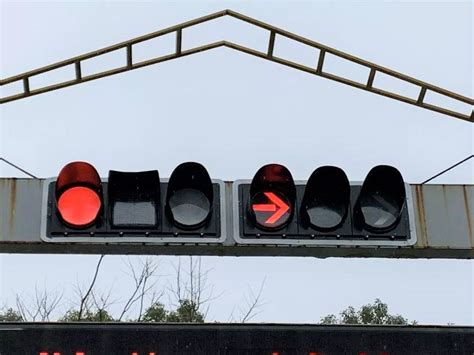 红灯禁止右转那红灯亮了不能右转，可以直行么？
