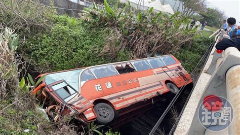 花蓮豐濱驚傳客運小客車對撞！ 摔下邊坡乘客飛出「1死5傷」