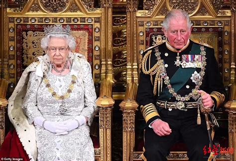 英国国王和女王即位后名字是怎么起的啊？为什么有的和本命不一样？