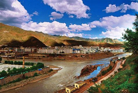 西藏的昌都经济状况和自然风光如何?
