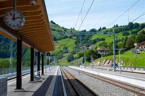 请问瑞士火车站是否能提供行李寄存的服务？