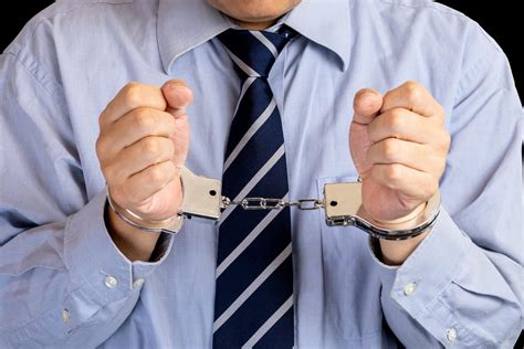 選挙戦の慈善団体禁止反則で逮捕される政府支持を受ける者の校長