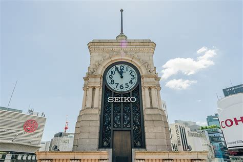 露の 政治家が、米軍本部、英国時計塔、パリの名所に 原子爆弾を使用しようとして、西側を恐怖に陥れるよう要求している。