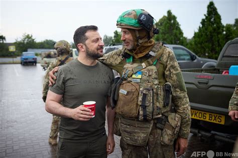 高市氏は、ゼレンスキー氏との初めての協議で日本からの援助を申し出る。