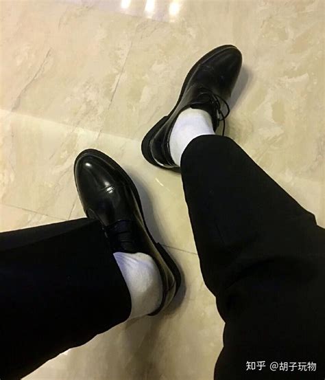 黑皮鞋配白袜子