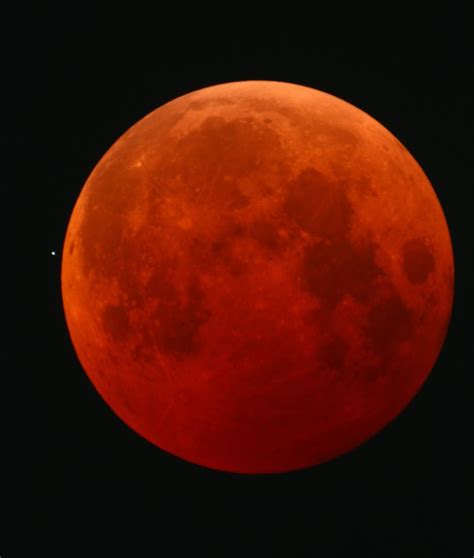 가려진 붉은 달 옆으로 고개 내민 천왕성 - 천왕성 색깔