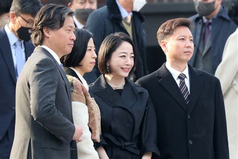 노현정 칼단발에 올블랙이영애 이부진 총출동 시킨 결혼식 중앙일보