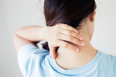 뒷목 아픔 - 뒷목 땡김과 통증이 느껴질 때 방치하면 안되는 이유