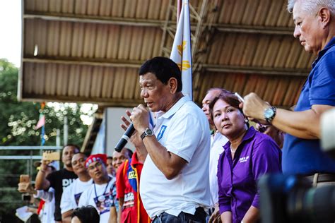 로드리고 두 테르 테는 현재와 필리핀의 16 대 대통령입니다