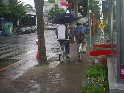 비오는 날 자전거 y74504