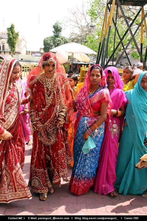 사리 인도의 전통 의상 를 입고 선보이는 춤