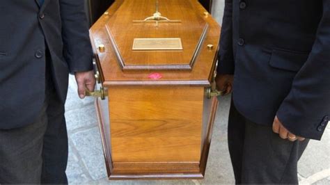 에콰도르 여자 - 사망선고 후 장례식 도중 관 속에서 깨어난 여성