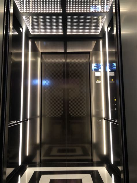 엘리베이터 내부 xwooe0