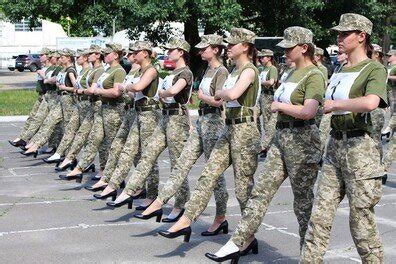 여군에 하이힐 행진 강요하는 우크라이나“성적 비하 반발