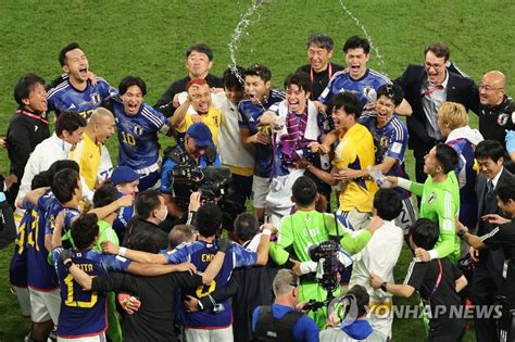 월드컵 일본 열도 스페인 꺾고 16강 진출에 역사적 승리 열광