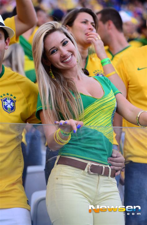 월드컵 탈락 브라질 FW, 초미녀 부인과 한 일이 - 브라질 미녀