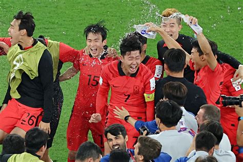 월드컵 한국, 12년 만의 극적인 16강 진출이번엔 기쁨의 눈물