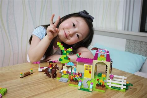 유치원-여자아이-레고-선물