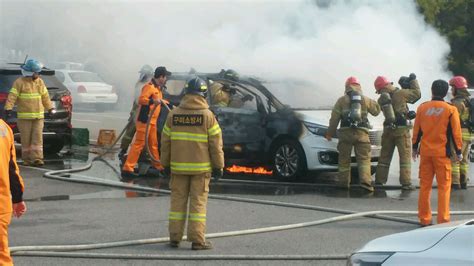차에서 번개탄 자살하려다 탈출, 차량 화재 10여분만에 진압 전소