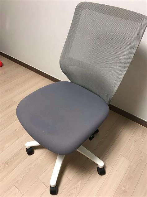 팔걸이 없는 의자