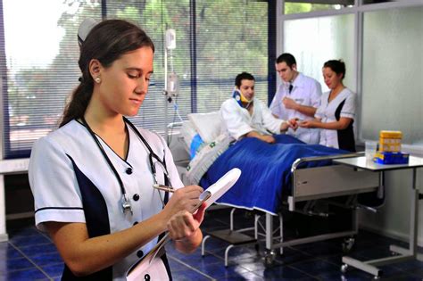 ﻿¿por qué la enfermería se considera una profesión femenina?