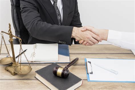 ﻿¿qué hace un abogado de empleo comercial?